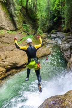 Sprung in eine Gumpe beim Canyoning
