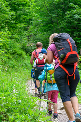 Junge Familie bei einer Wanderung im Wald