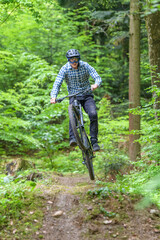 Tollk&uuml;hner Mountainbiker bef&auml;hrt einen Single-Trail im Wald