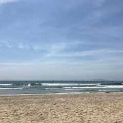 맑은 하늘과 바닷가