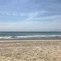 맑은 하늘과 바닷가