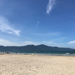 맑은 하늘과 바닷가