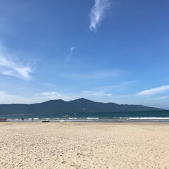 맑은 하늘과 바닷가