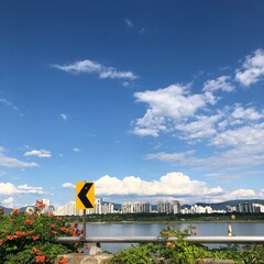 강가 맑은 하늘 경치