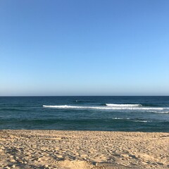 맑은 하늘과 바닷가