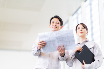 作業着を着た日本人男女　ポートレート