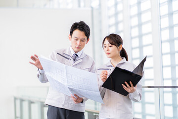 作業着を着た日本人男女　ポートレート