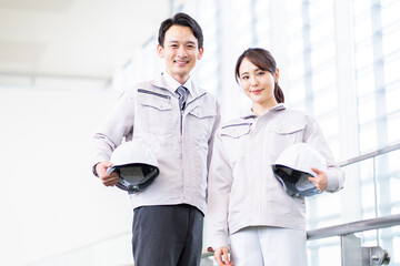 作業着を着た日本人男女　ポートレート
