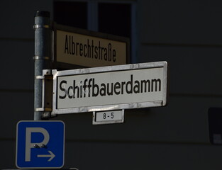 Strassenschild Schiffbauer Damm / Albrechtstrasse im Stadtteil Mitte, Berlin