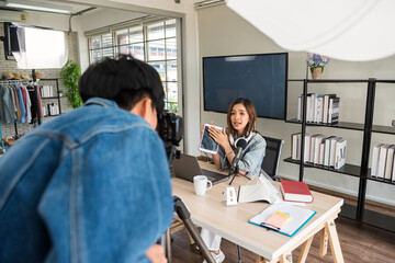 Obraz premium Behind the scene. cameraman shoot blogger