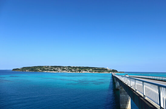 エメラルドグリーンの海の中を走り抜ける古宇利大橋
