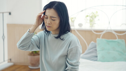 Obraz premium 頭痛のミドル女性 睡眠不足 不眠症