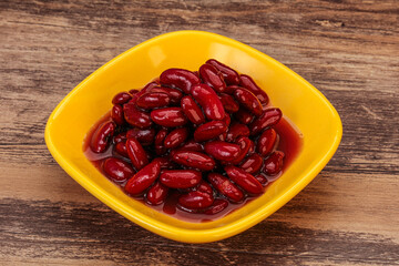 Red baked kidney in the bowl