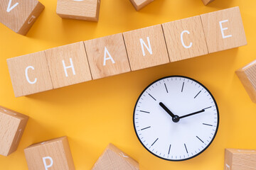 チャンス｜「CHANCE」と書かれた積み木と時計
