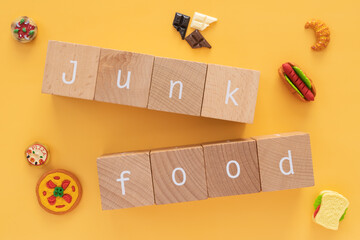 ジャンクフード｜「Junk food」と書かれた積み木と食べ物のおもちゃ