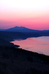 峠から見る夜明けの空と読まの稜線のシルエット。