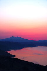 Fototapeta na wymiar 峠から見る夜明けの空と読まの稜線のシルエット。