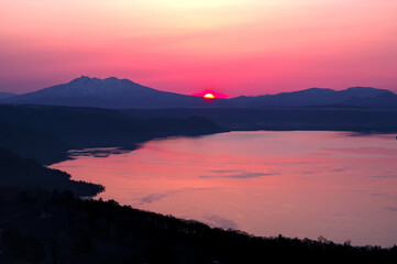 朝日の昇る夜明けの空。