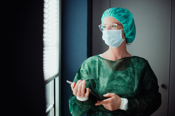 Krankenschwester mit Tablet