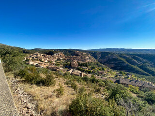 Fototapeta na wymiar view of the town of Alquezar, located in the Aragonese Pyrenees. in the province of Huesca, Spain