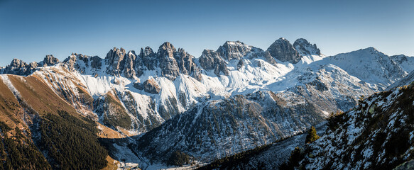 Panorama Kalkkögel Gebirge in den Alpen mit Schnee