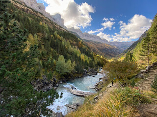Fototapeta na wymiar views of mountains, forests, waterfalls and natural pools in the Ordesa y Monte Perdido National Park, located in the Aragonese Pyrenees. in the province of Huesca, Spain
