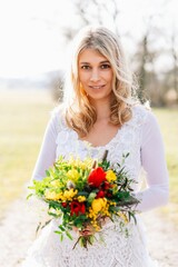 Frau mit Blumenstrauss Frühling outdoor available Light, weißes Kleid, Frühlingsgruss, blonde...