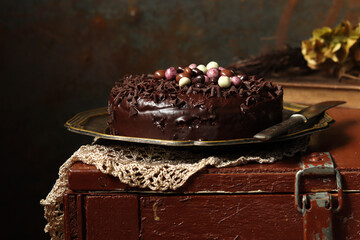 Schokoladencremetorte dekoriert mit schokolierten Beeren
