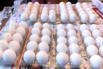 Rohe Eier liegen auf dem Tisch in der Verpackung