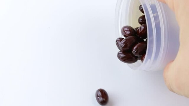 g&eacute;lules violettes isol&eacute;es sur un fond blanc