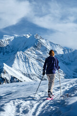 Fototapeta na wymiar Randonnée à raquette dans les Alpes face au Mont Blanc