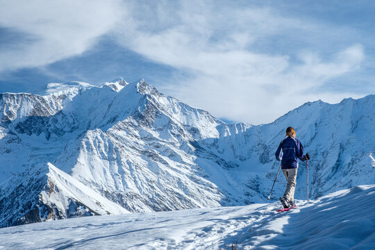 Randonn&eacute;e &agrave; raquette dans les Alpes face au Mont Blanc