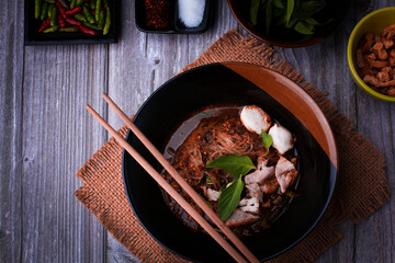 Thai flavored boat noodles, pork blood noodles, boat noodles, with fried pork skin And various condiments