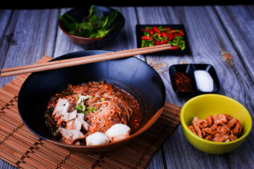 Thai flavored boat noodles, pork blood noodles, boat noodles, with fried pork skin And various condiments