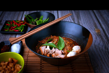 Thai flavored boat noodles, pork blood noodles, boat noodles, with fried pork skin And various condiments