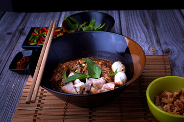 Thai flavored boat noodles, pork blood noodles, boat noodles, with fried pork skin And various condiments