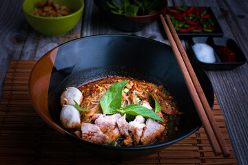 Thai flavored boat noodles, pork blood noodles, boat noodles, with fried pork skin And various condiments