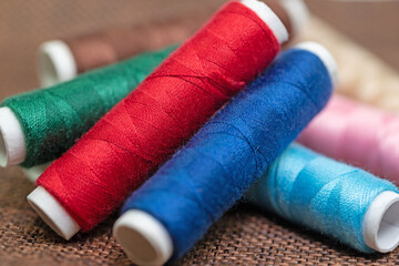 Nähgarn, Garnrollen in verschiedenen Farben