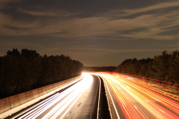 autoroute de nuit avec voitures