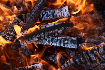 Flamme de bois de chauffage brûlant, gros plan. braises de feu