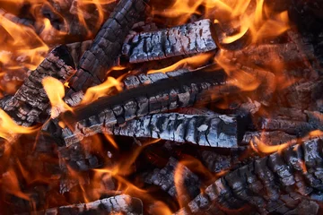 Sierkussen Brandende brandhoutvlam, close-up. Vuur sintels © Gecko Studio