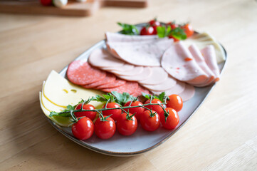 Fototapeta na wymiar vegetarische wurst und käse platte mit rispentomaten zum brunch oder frühstück