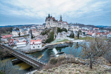 Zwielicht Aufnahme des Schloss Hohenzollern in Sigmaringen mit der Staustufe Wasserfall und Stausee im Hintergrund, Deutschland