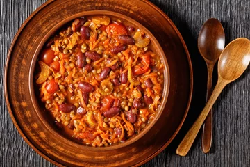 Keuken spatwand met foto vegetarian chili with kidney beans and lentils © myviewpoint