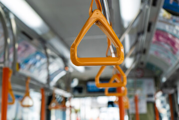 日本のバスの中のつり革のアップ