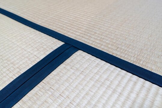 日本の伝統的な和室に使われる畳と畳の縁のアップ