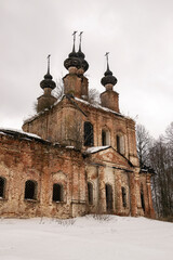 Fototapeta na wymiar destroyed Orthodox church in winter