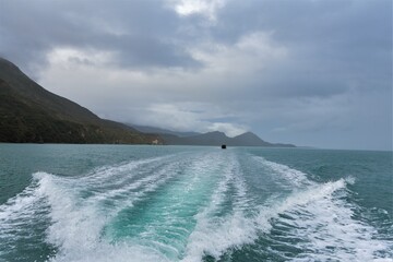  Unterwegs  im Jetboot vor der Küste von Katmai, Alaska - Regenwolken  über dem Meer - 