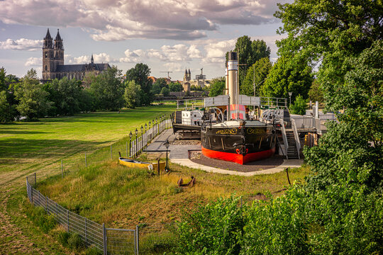 Die W&uuml;rttemberg im Stadtpark Magdeburg mit dem Dom im Hintergrund