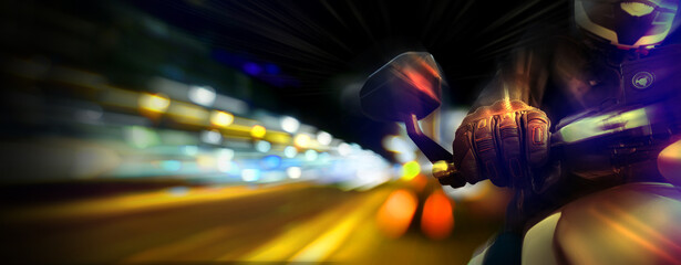 Mottoradfahrer fährt ein Rennen schnell bei Nacht durch die Straßen der Stadt. Lichter der vorbei...